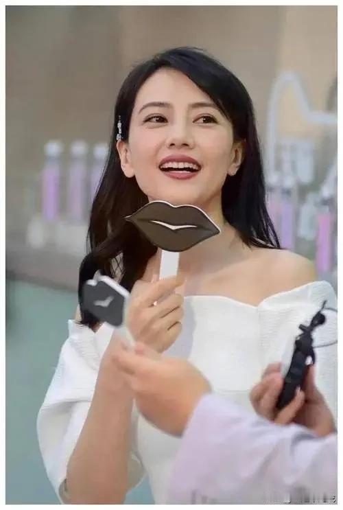 真正的气质美人，高圆圆已经美得不像话，不愧是“内娱第一美女”，美得不可方物，高圆