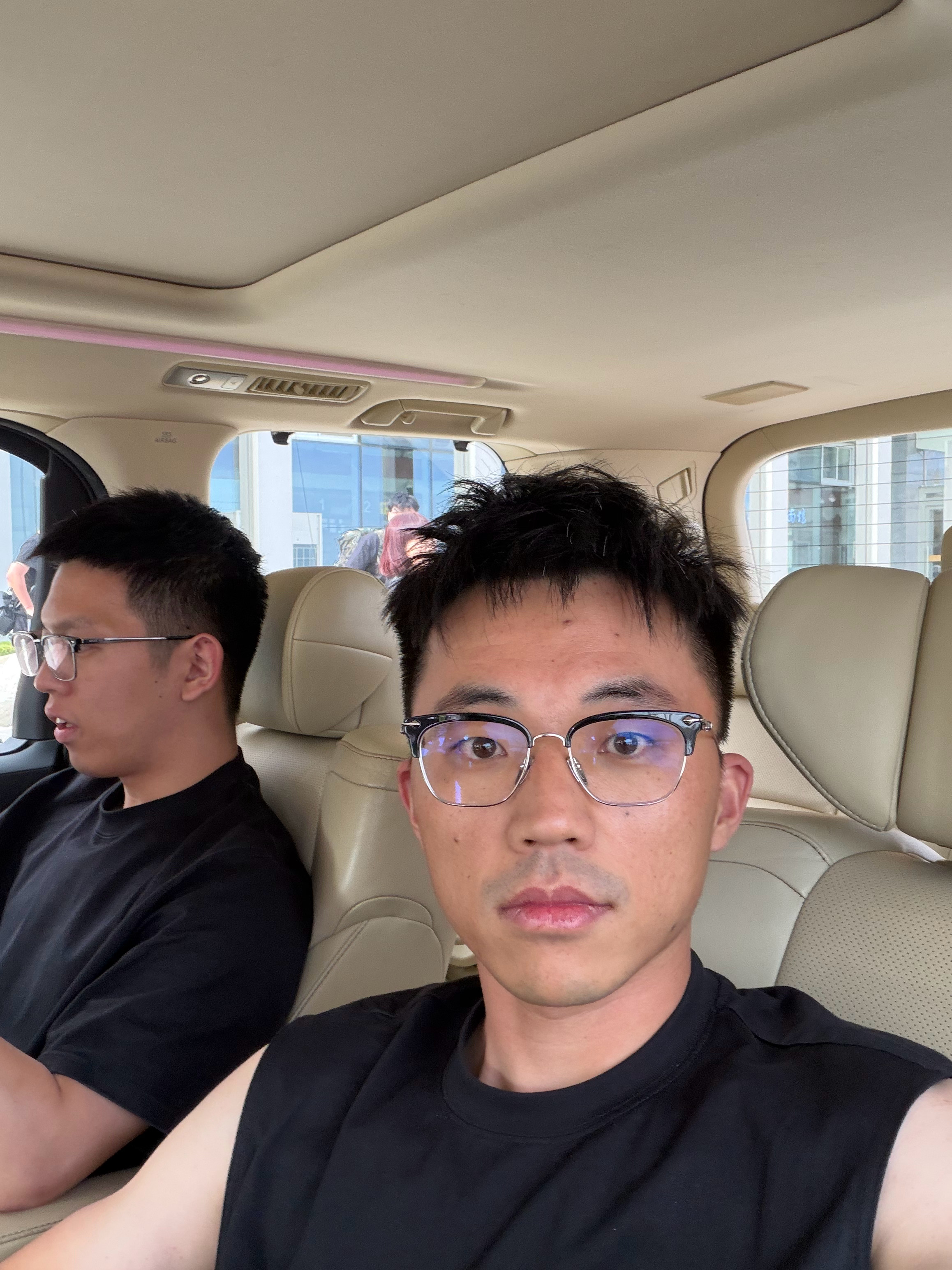 落地宁夏中卫接待规格依然很高：埃尔法接待，还有依云矿泉水 就是我穿着背心，感觉有