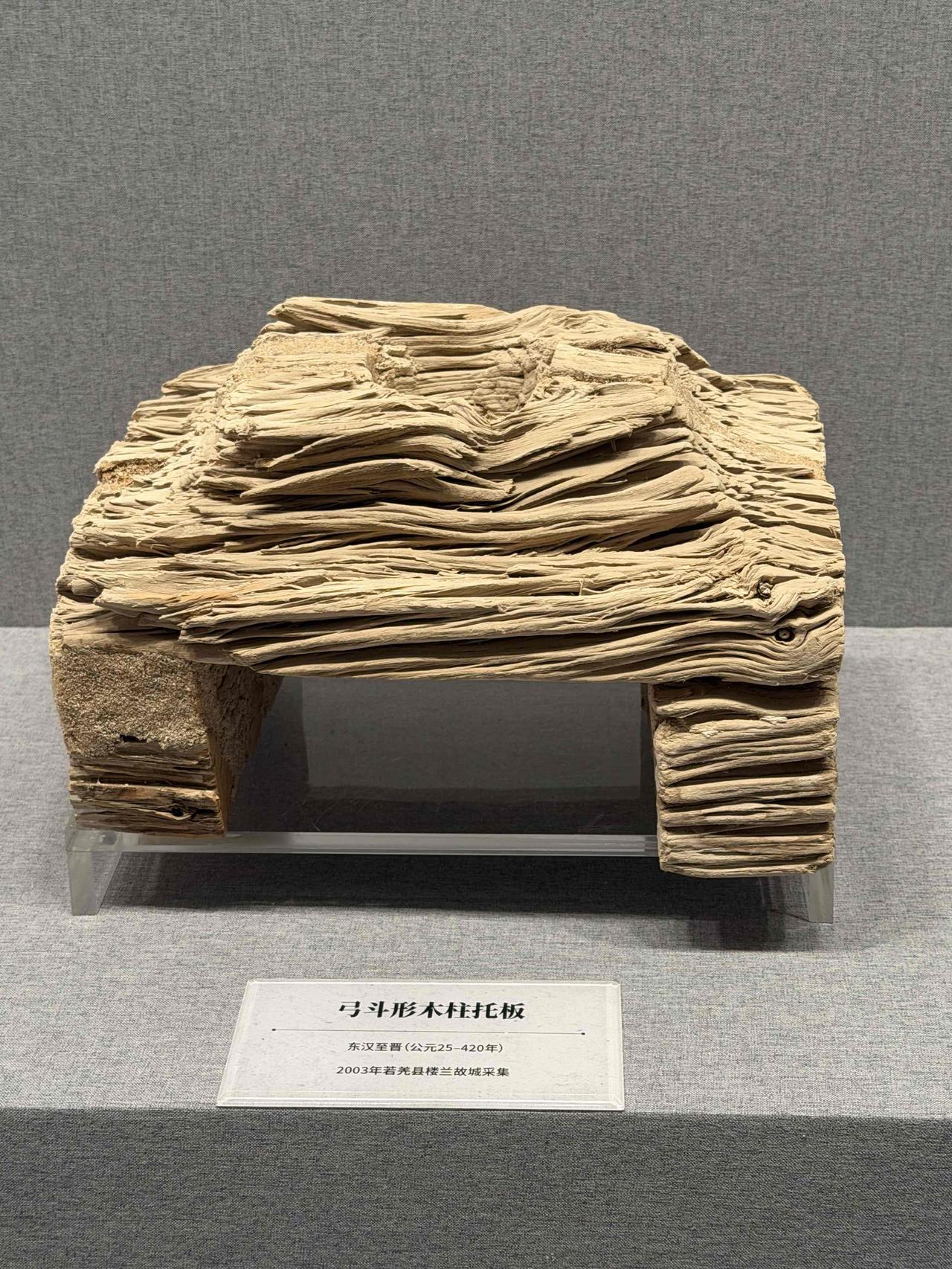 “大耳朵”中心的文物
——库尔勒博物馆6
站立在从楼兰故城采集的“弓斗形木柱托板