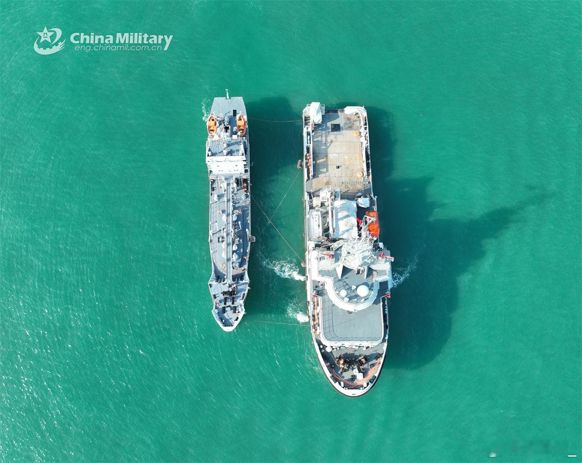 南拖159船和南油973船出海训练。自从大疆普及后，空中视角占了军宣相当大比例。