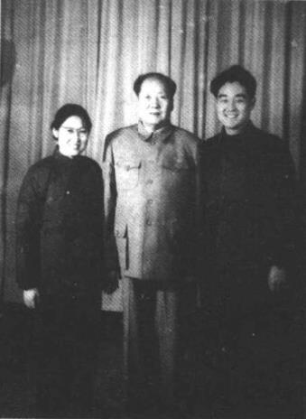 1963年12月26日，毛泽东与李敏、孔令华合影