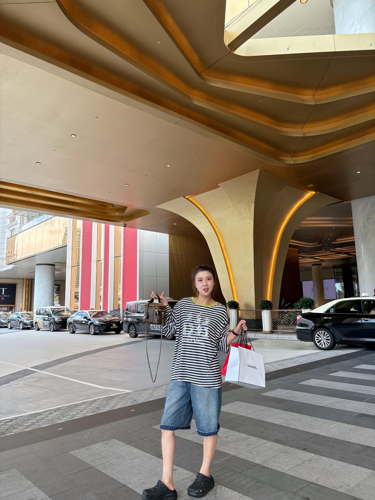 日子怎么可能跟谁过都一样，当你遇到一个好的爱人，就会发现热烈的情感和稳定的情绪是