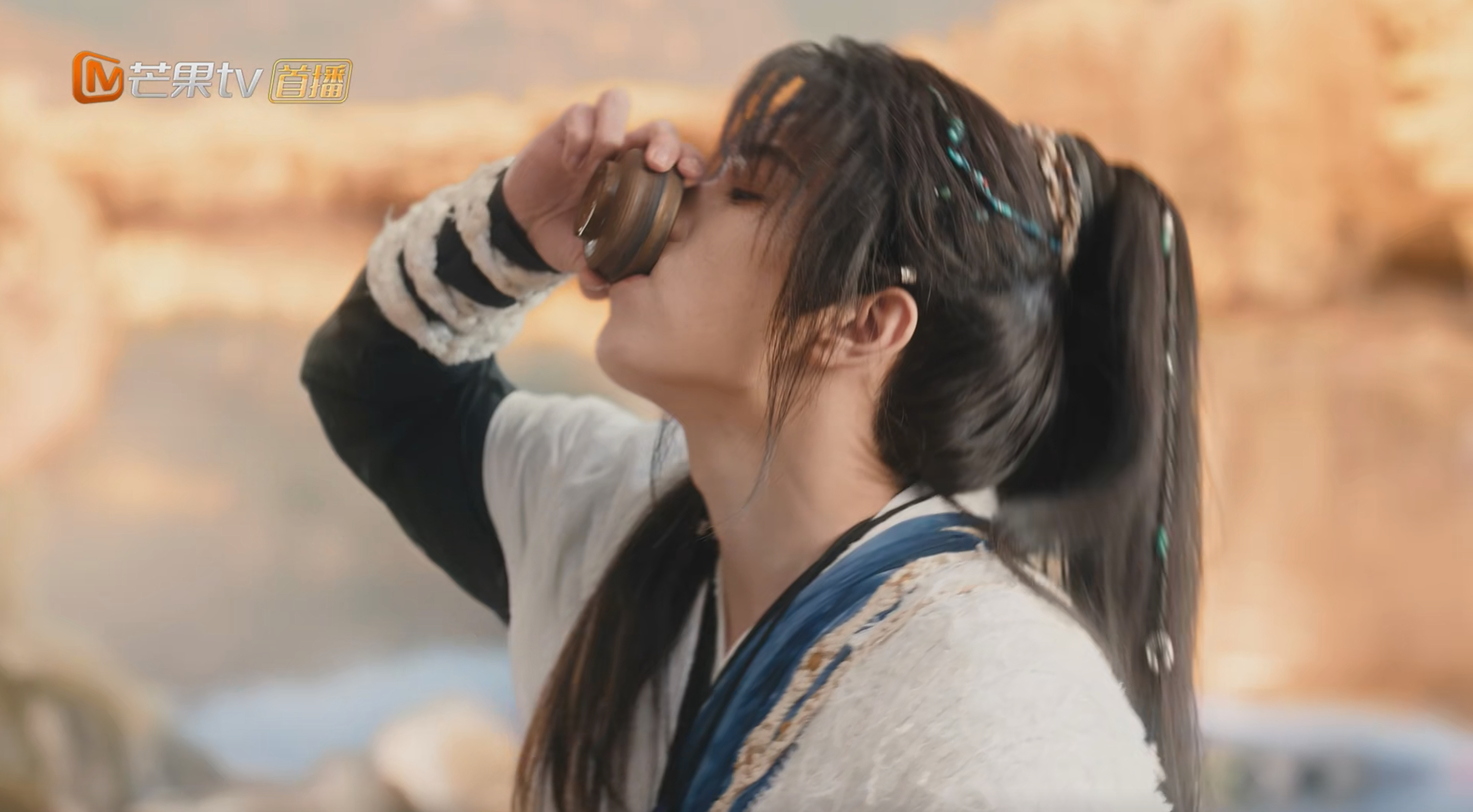 老师我要举报们🦊🐕共用一个杯子！ 桌上明明杯子那么多！ 