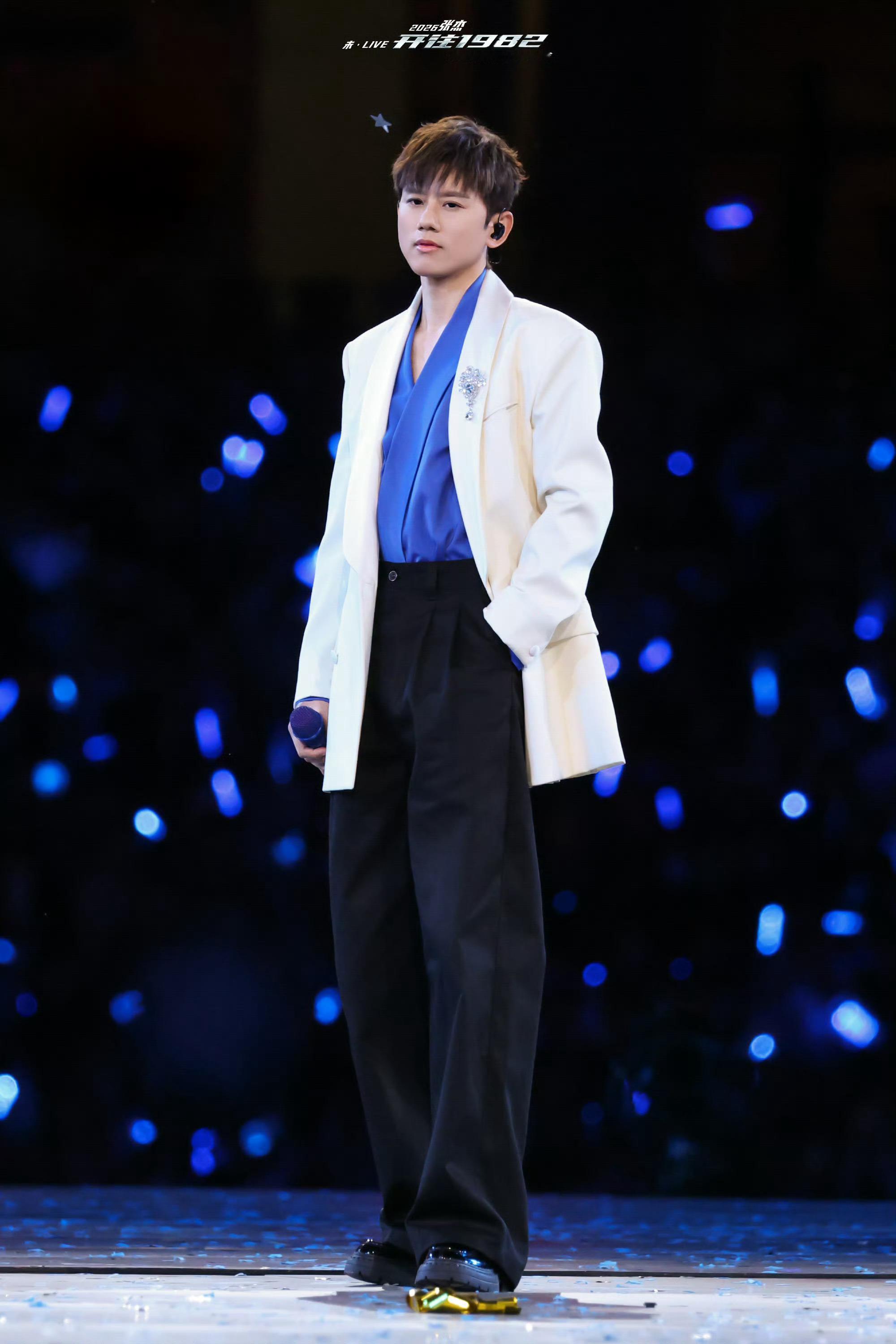 张杰遇到了最懂他的灯光张杰把灯光当琴弦使 第十场圆满成功，太会卡点的灯光舞美了好