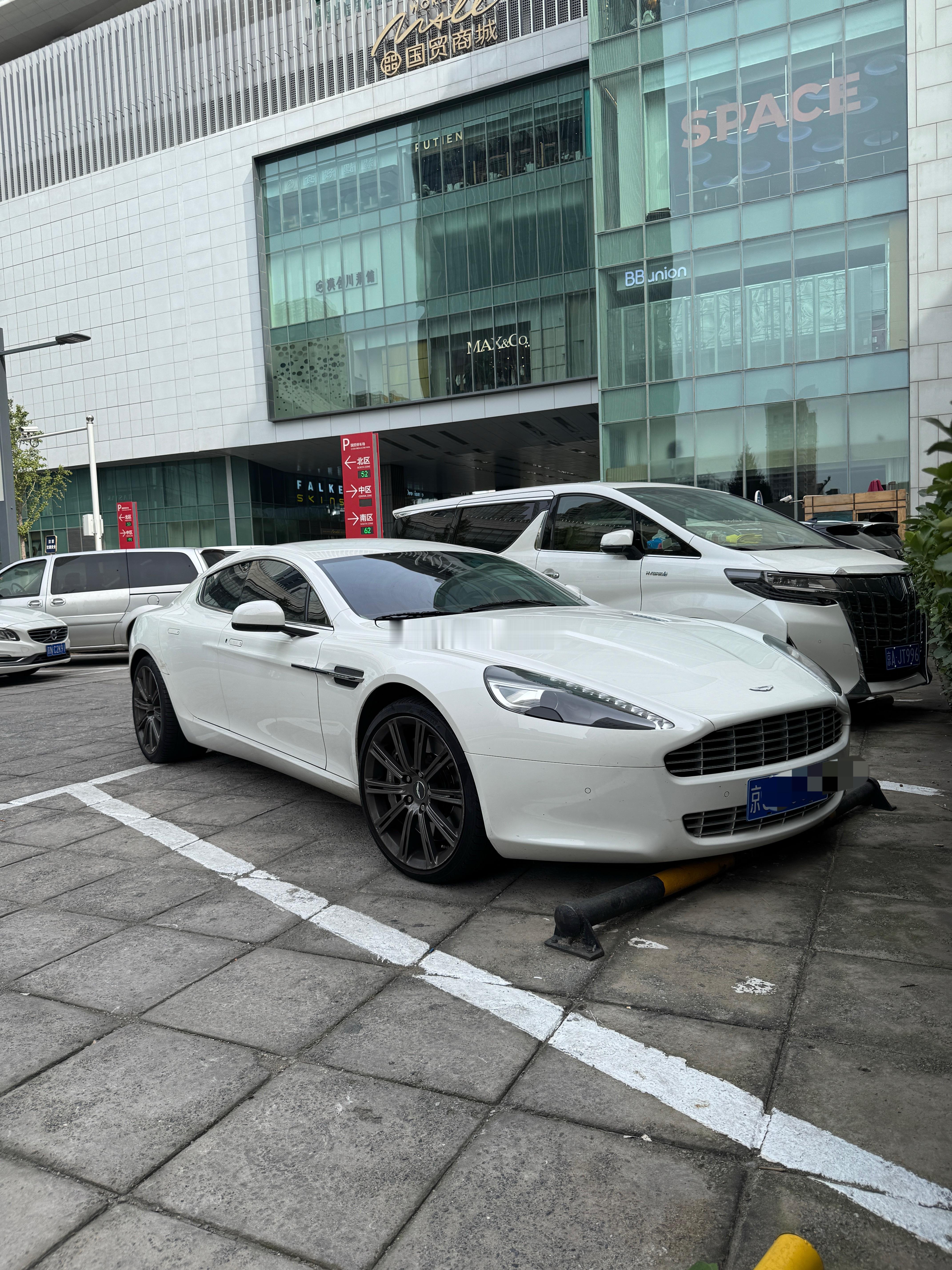 四门V12马丁RAPIDE❕车不贵，保养零整比不便宜😉但还是蛮喜欢的，空间适合
