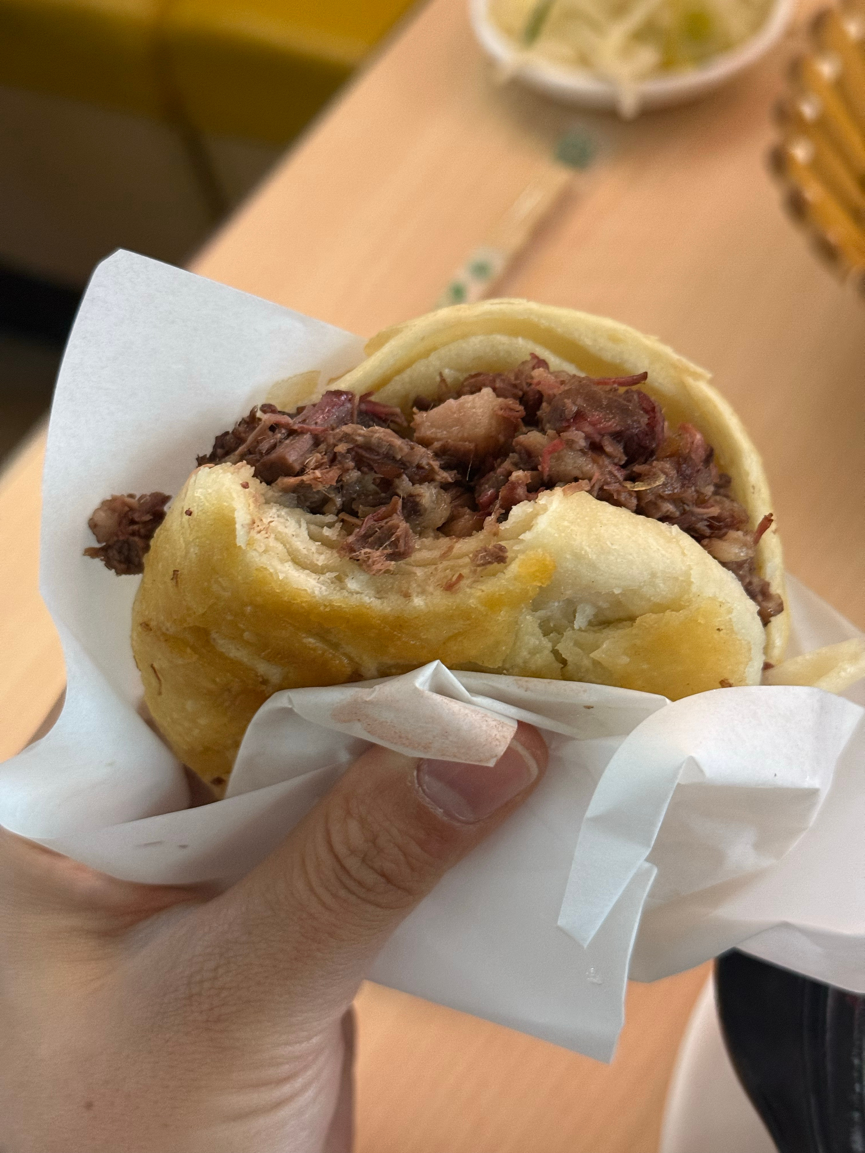 人生第一口驴肉火烧！看我IP正确不  ​​​