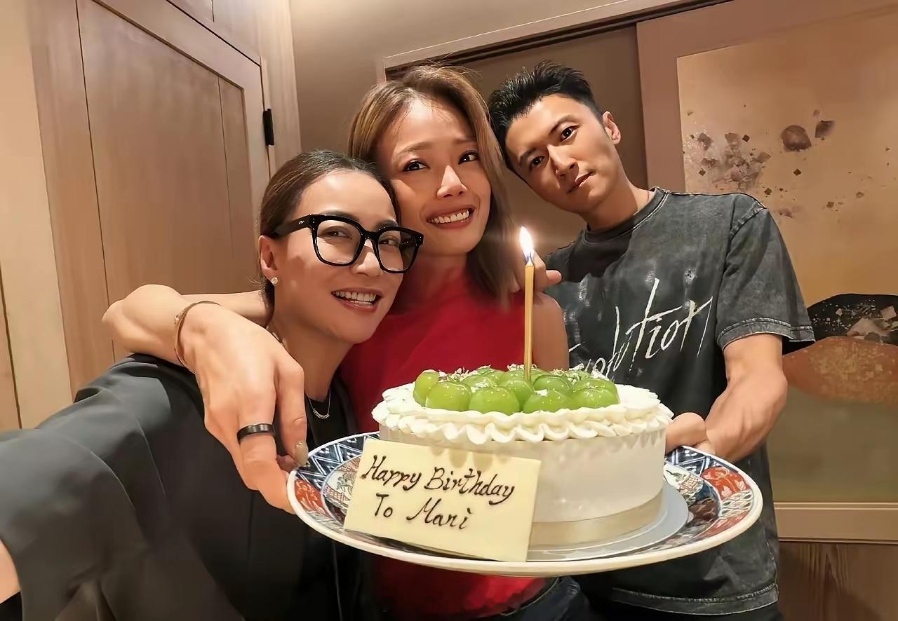 这是谢贤去世前三天，谢霆锋跟容祖儿和霍汶希的合照，看得出来，这个时候谢霆锋的表情