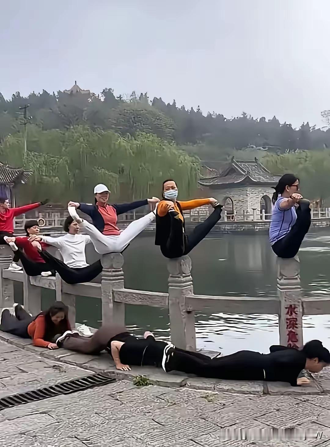 我的天哪！大妈为了摆拍真是不顾老命了，这波操作，真的让人“叹为观止”。
大妈，你