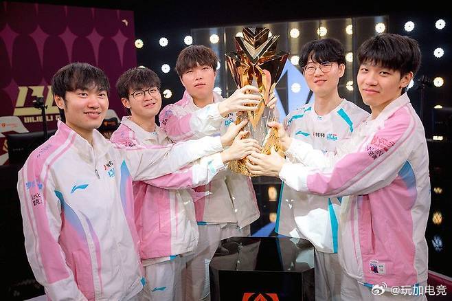 Viper谈离开HLE转会至BLG的理由和对BLG的夸夸🐍：“关于去留问题，我