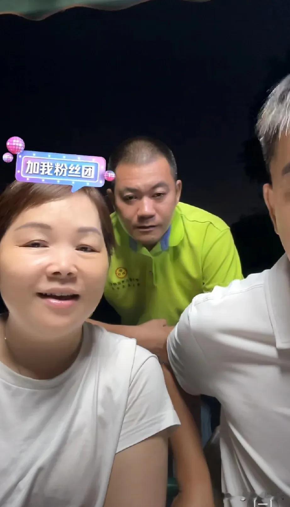 刚刚刷到了叶锐聪妈妈在直播，

我进去了观看一会，
哇！人气真的好高啊，

原来