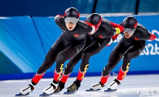 随手发一张海边的照片速度滑冰男子团体追逐赛决赛在米兰速度滑冰馆结束争夺。在B组决