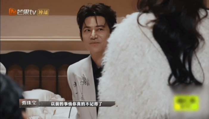 杨蓉把何炅整脸红了大侦探 大侦探里超甜一幕，杨蓉轻松拿捏何炅，让他害羞到脸红，这