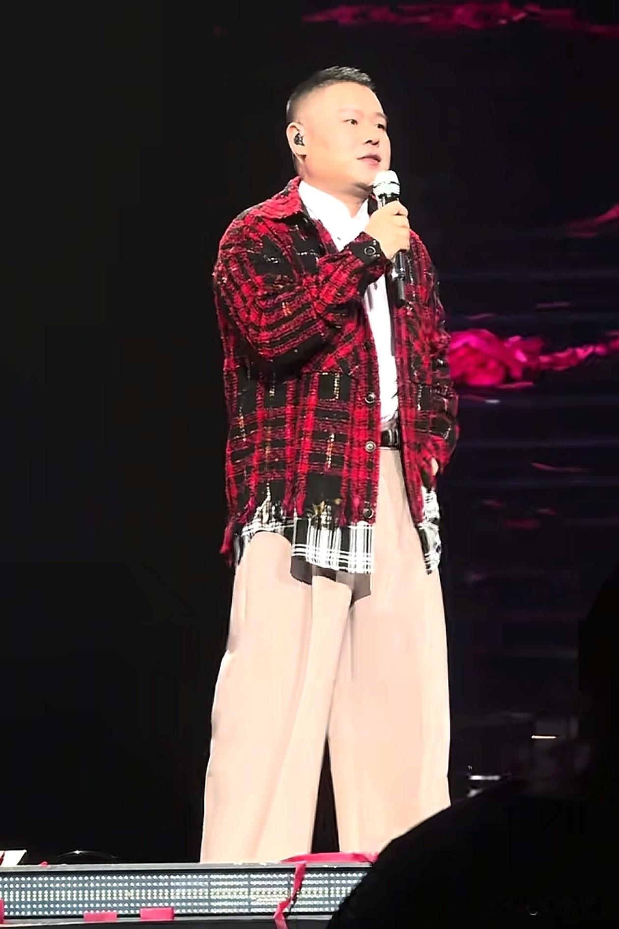 同样是表达“走个面儿”，看看在岳云鹏在演唱会上怎么说的。

岳云鹏说了一大段的话