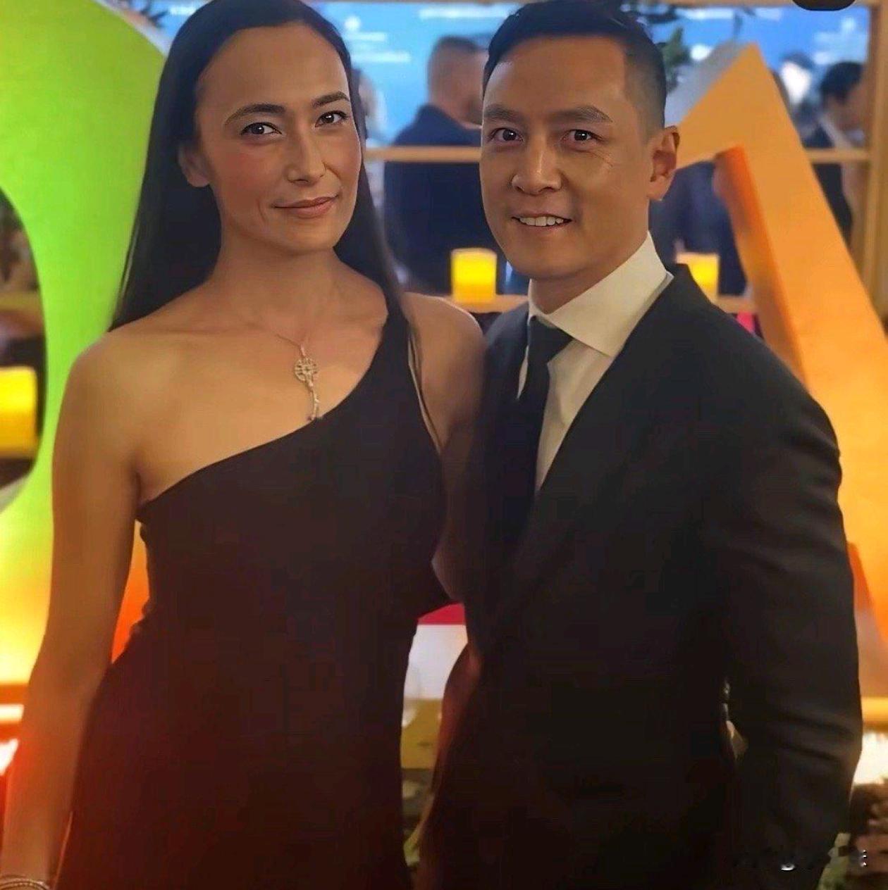 吴彦祖夫妻俩是长得越来越像了，简直就像一个模子刻出来的