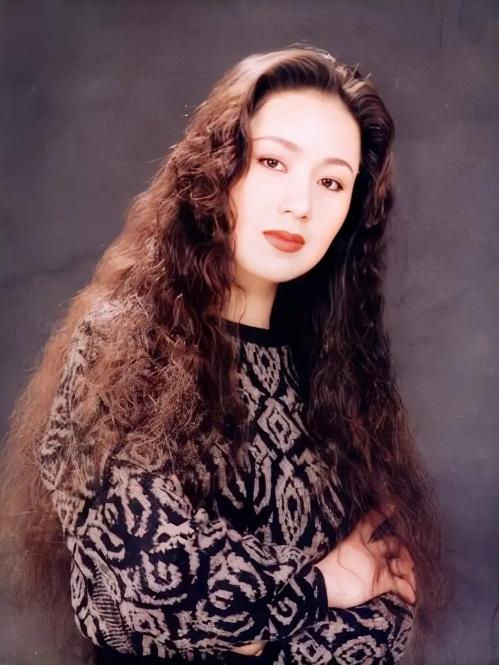 1992年，余秋雨二婚娶了小16岁的女明星马兰。新婚当夜，余秋雨向妻子提出了一个