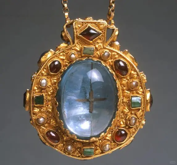 查理曼大帝的护身符是一块宝石圣物，具有历史渊源和重要性，与欧洲历史密切...