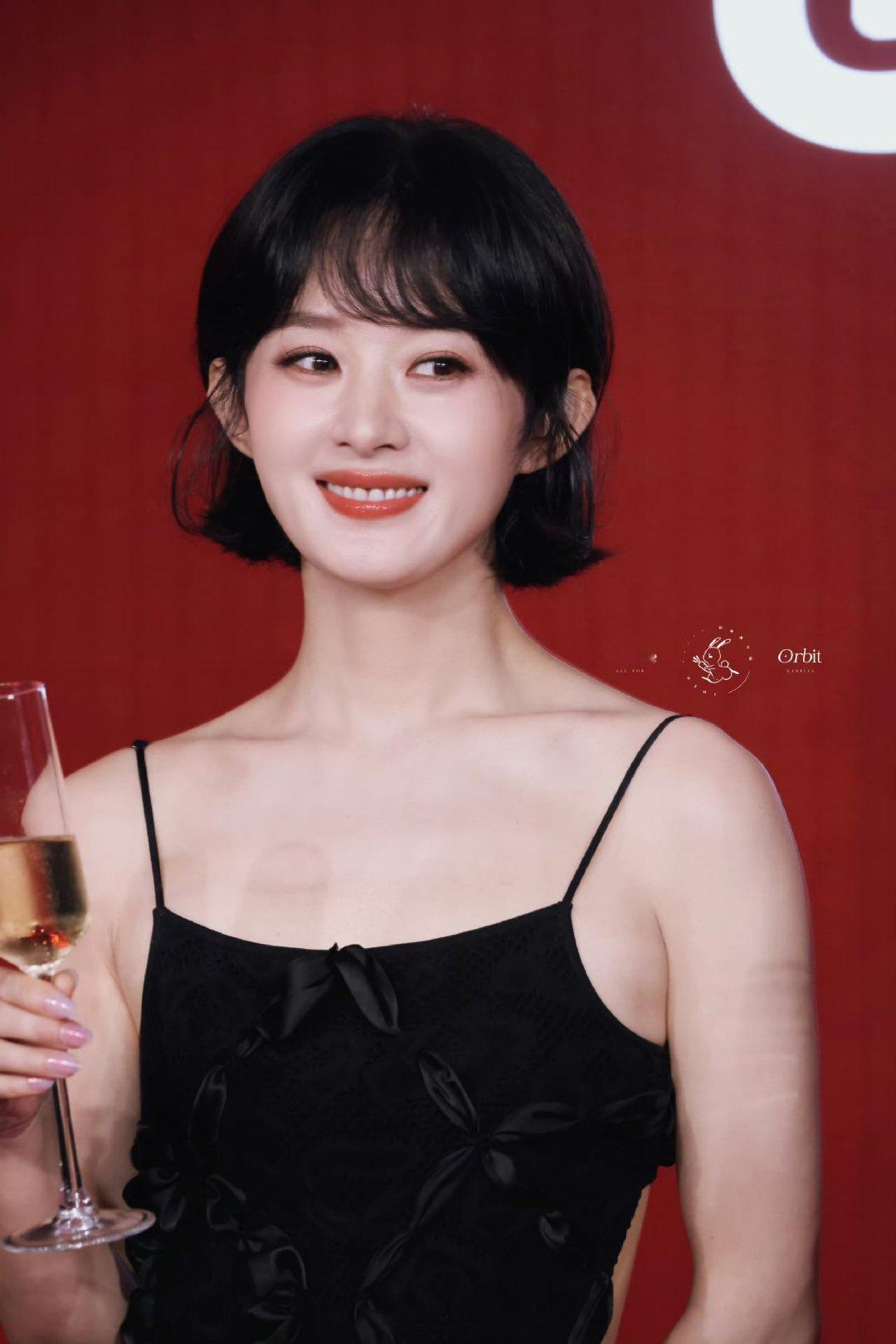 赵丽颖这个镜头真的绝了 赵丽颖生图和饭拍有什么区别对比生图和饭拍画面差距微乎其微