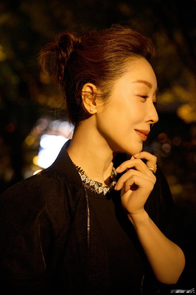 被孙悦的下颌线具象化了孙悦的下颌线直接具象化了“锋利”！黑夜背景里线条超有力量感