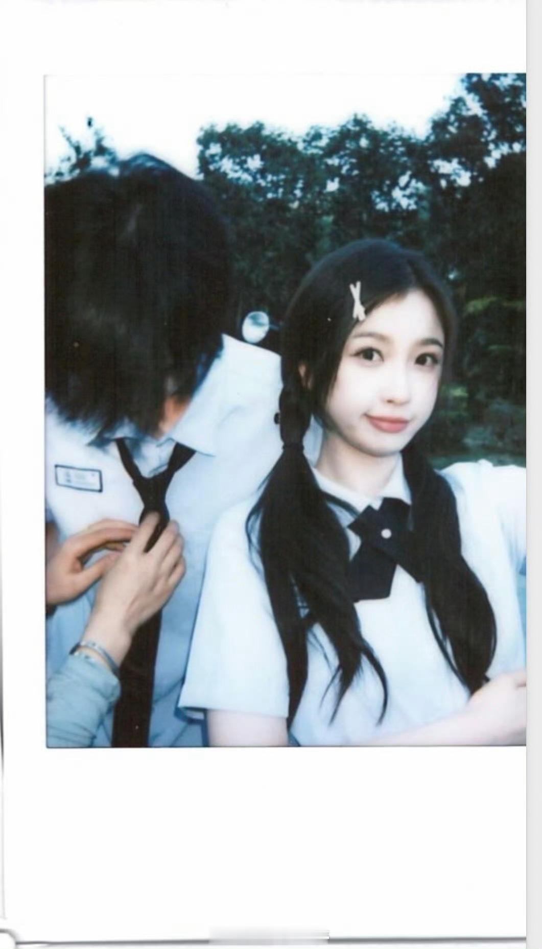 双轨官博又发了几张虞书欣、何与的拍立得，好配的两位少年感拉满 