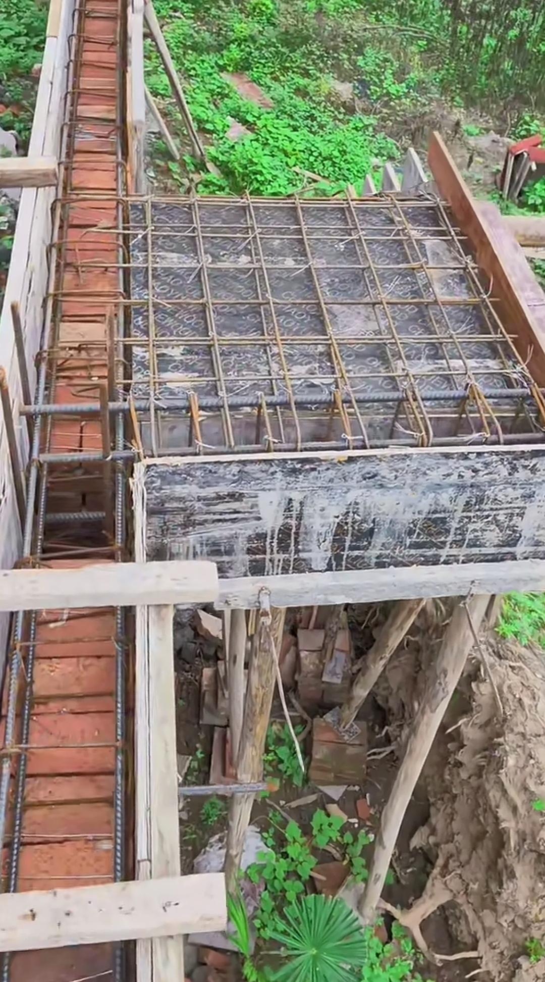 悬挑楼梯平台不与楼面相连，仅靠挑梁能支撑得住吗？
你有胆量踏上这种“悬浮”于墙外