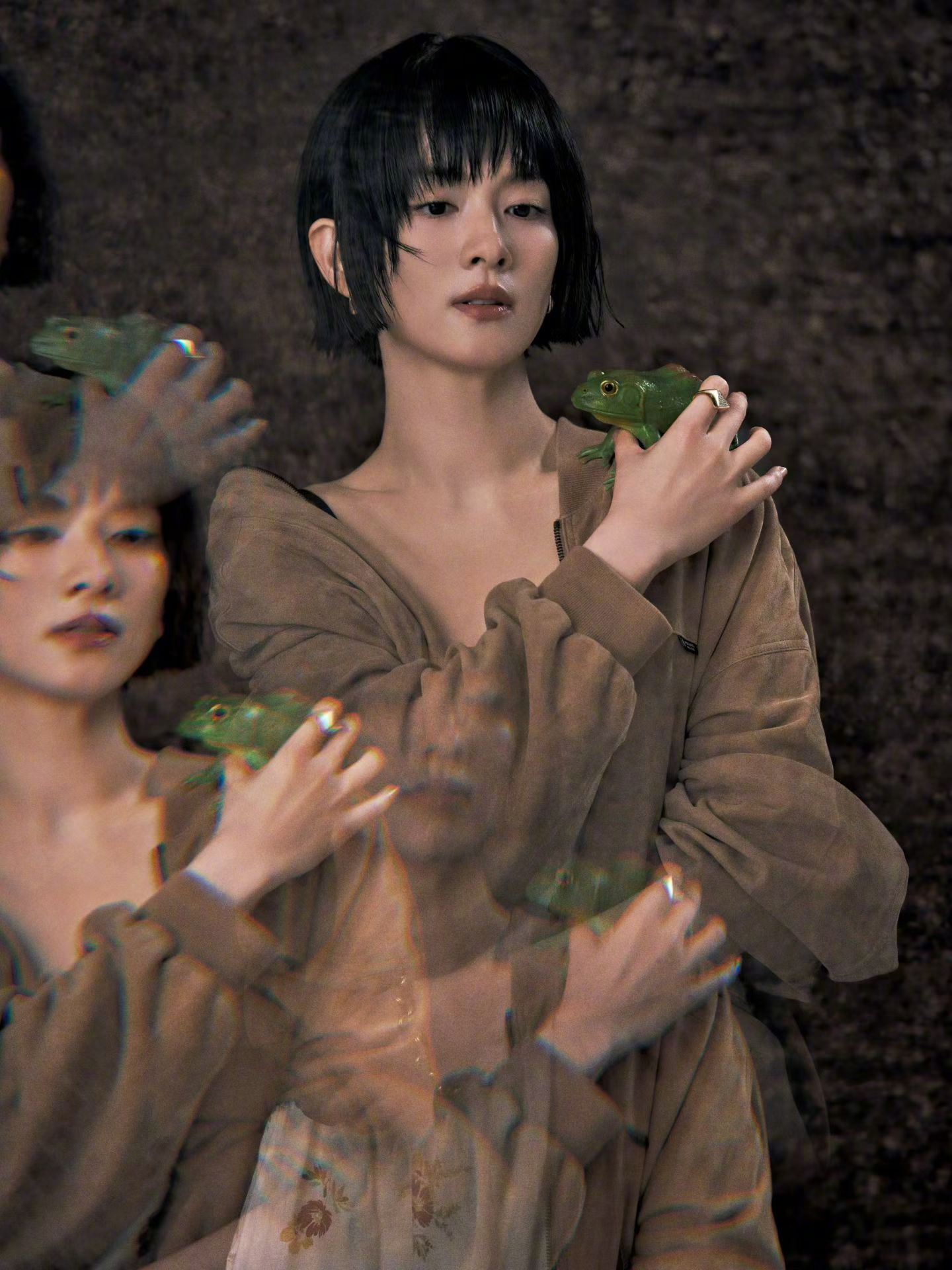 陈昊宇 in Prada 📸🐸  今日亮相上海荣宅活动，身穿白色花卉刺绣连衣