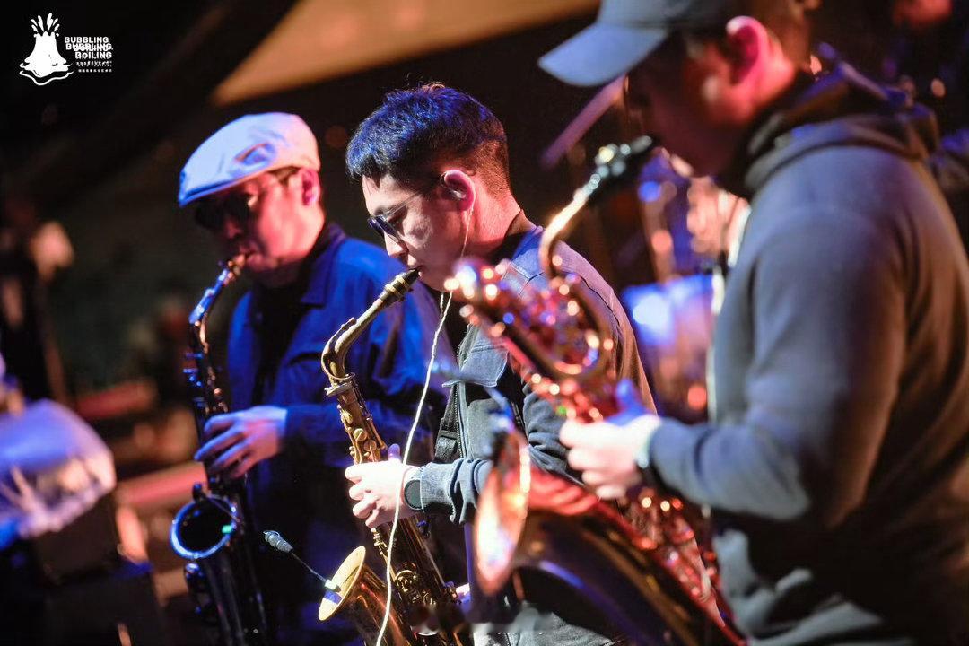 泡泡岛 舞台坍塌 乐迷请注意！天津泡泡岛音乐节发布临时通知，原BUZZ舞台的所有