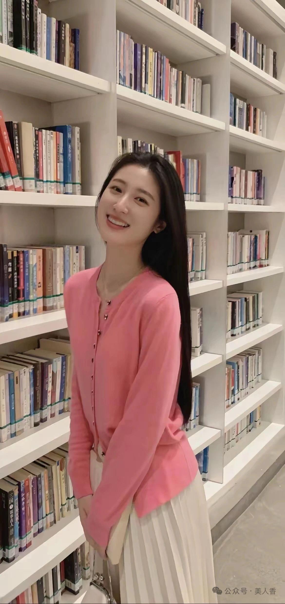 漂亮的女生是不是都爱看书呀？