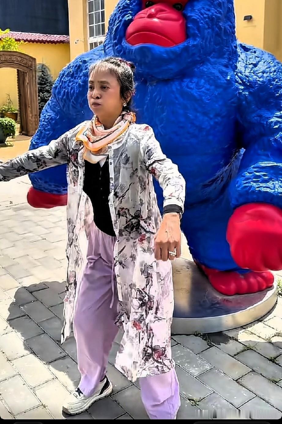 演员李勤勤也经常在平台上发一些搞怪的视频，为什么就没人说什么呢？原因之一就是她有