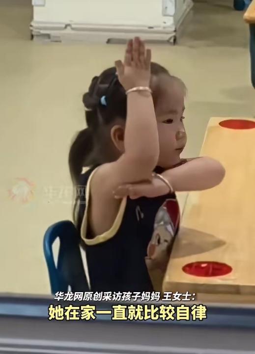 重庆垫江，一个刚满3岁的小娃，上幼儿园才第5天。老师一开口提问，别的小朋友还在东