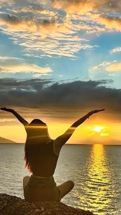 上联:少年须趁晨光早
下联:韶华莫叹暮霞迟
赏析：上联：少年须趁晨光早，启示在少