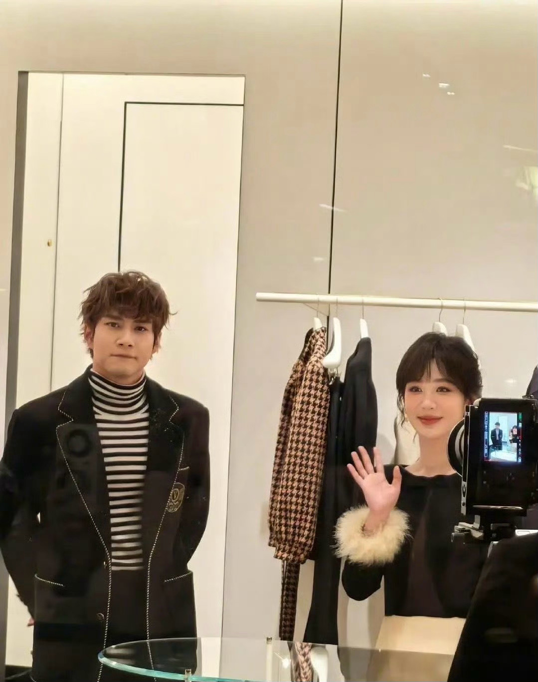 杨紫韩东君同框，美女与野兽啊？