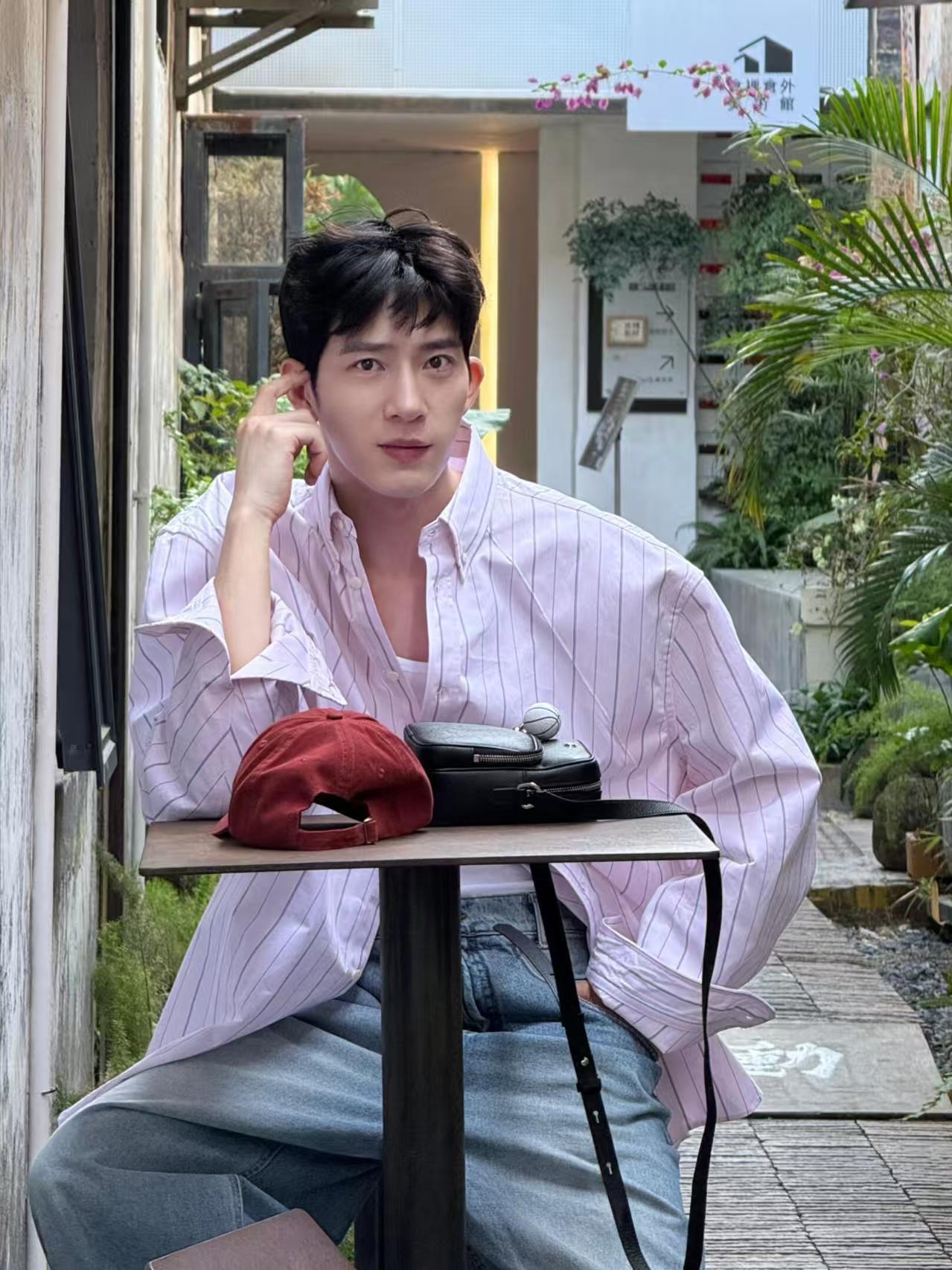 井柏然小嘴淬了毒清冷氛围感男神秒变搞笑担当，粉丝互动随性又真实，发言犀利不做作，