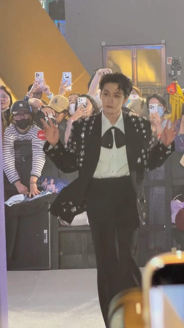 檀健次尖叫之夜红毯生图，太贵了！ 檀健次尖叫之夜压轴  尖叫之夜红毯