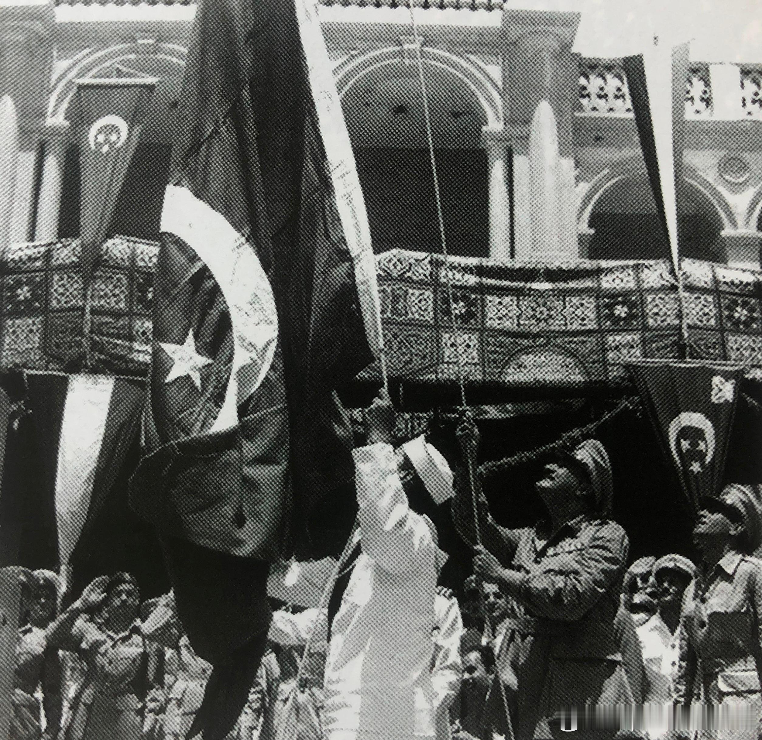 1956年6月18日埃及总统纳赛尔在塞得港海军大楼升起埃及国旗军事历史全触达 ​