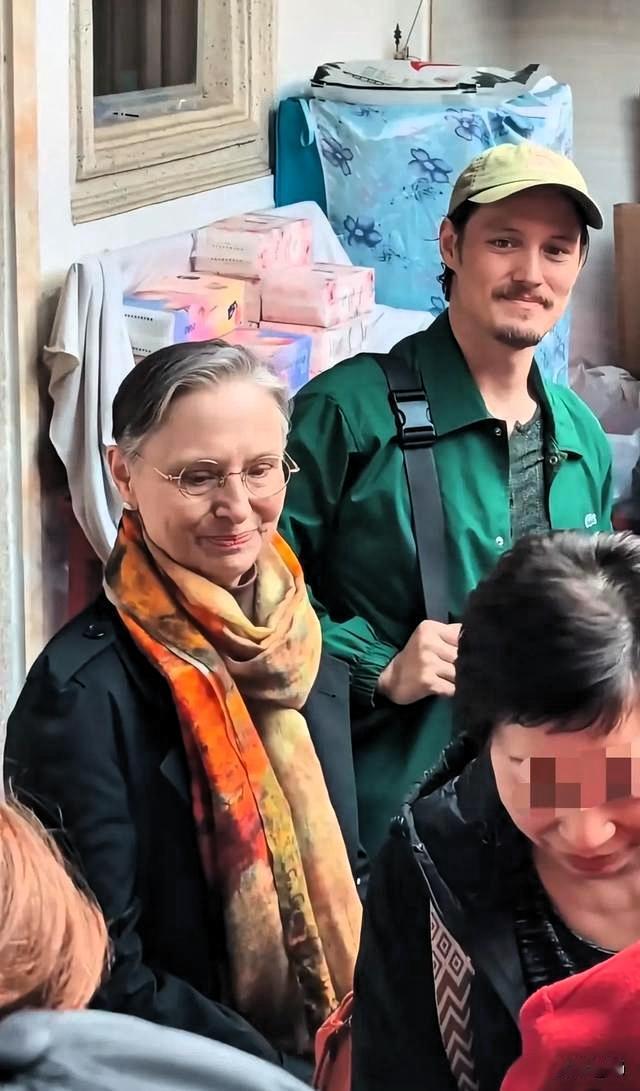 64岁周华健带全家回汕头祭祖，这画面太暖了！
 
家人们，周华健带着老婆儿子回汕