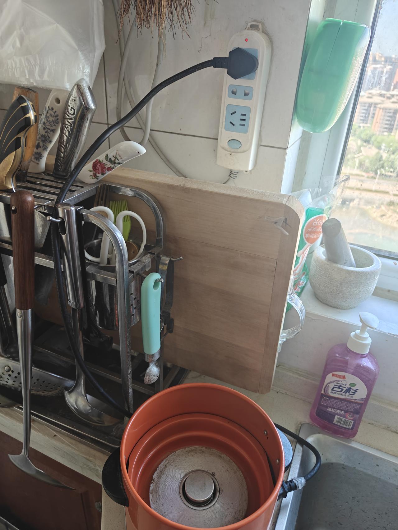 今天中午用小电饭锅蒸的米饭，两个人，用这个小锅正好。老公下班回来的时候，菜炒好了