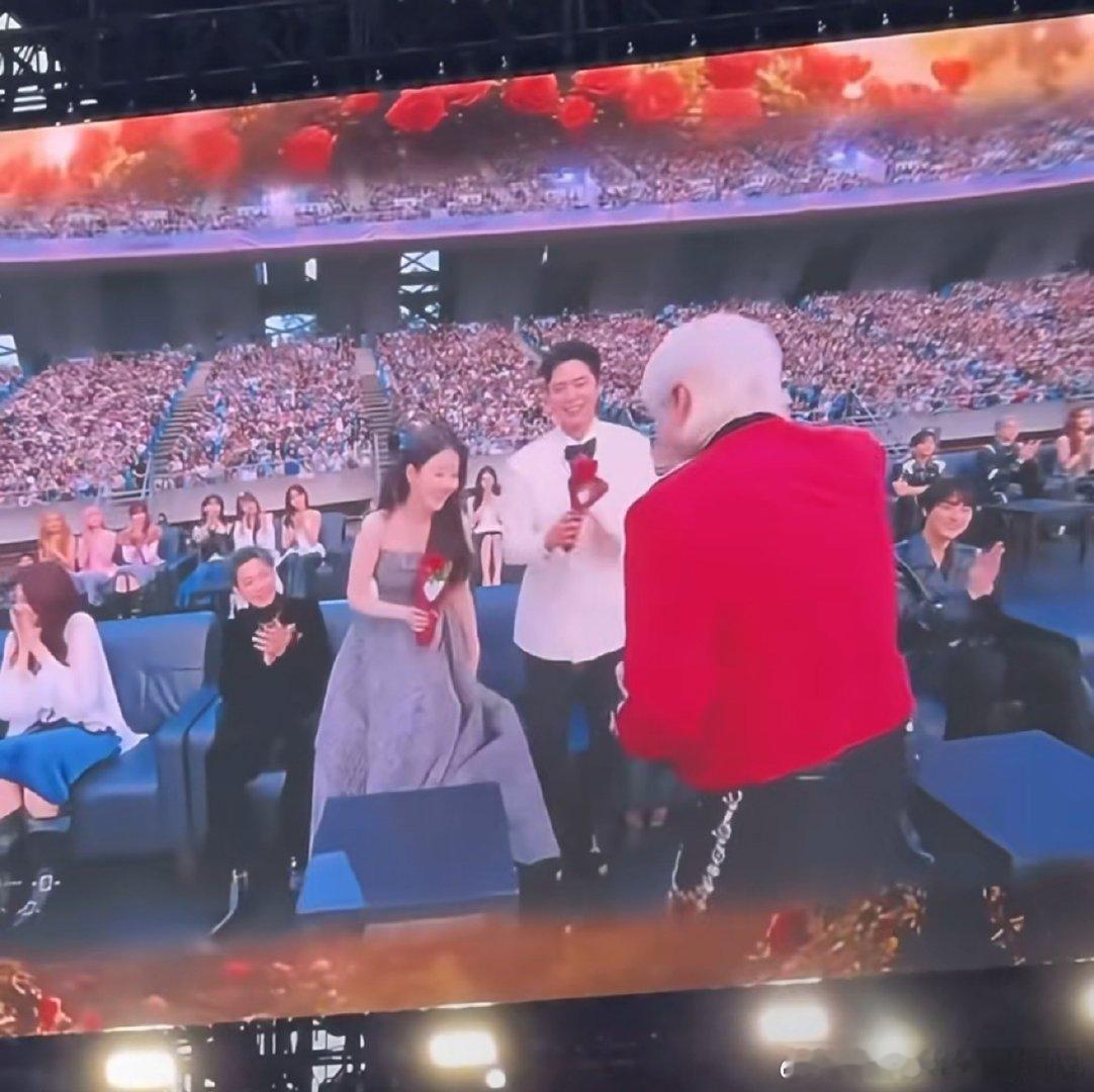 林俊杰朴宝剑IU坐一起林俊杰IU朴宝剑同框IU男粉偷拍朴宝剑被抓包每次看到他们的