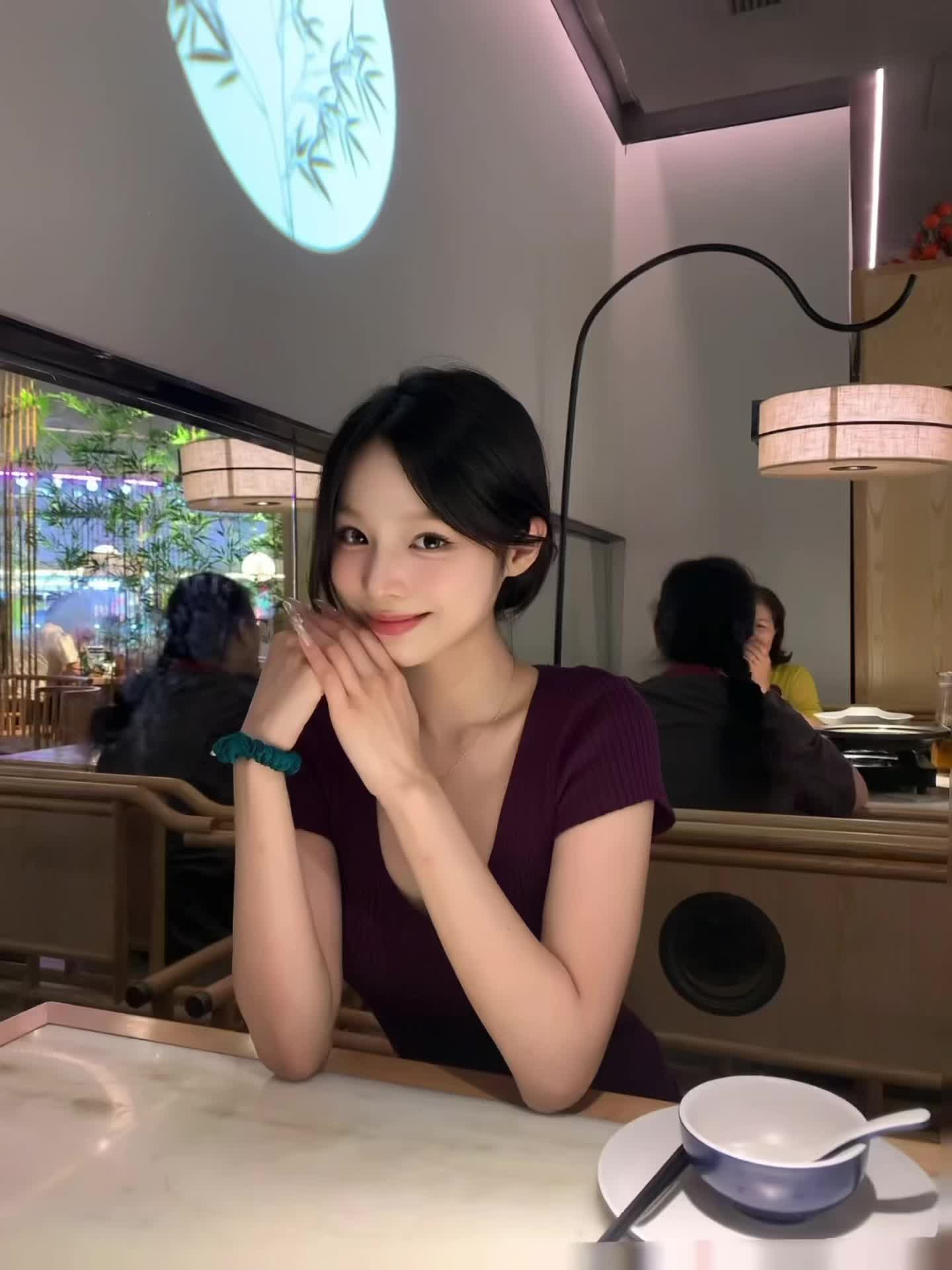 你又对哪个女人笑 你是想逼死我吗