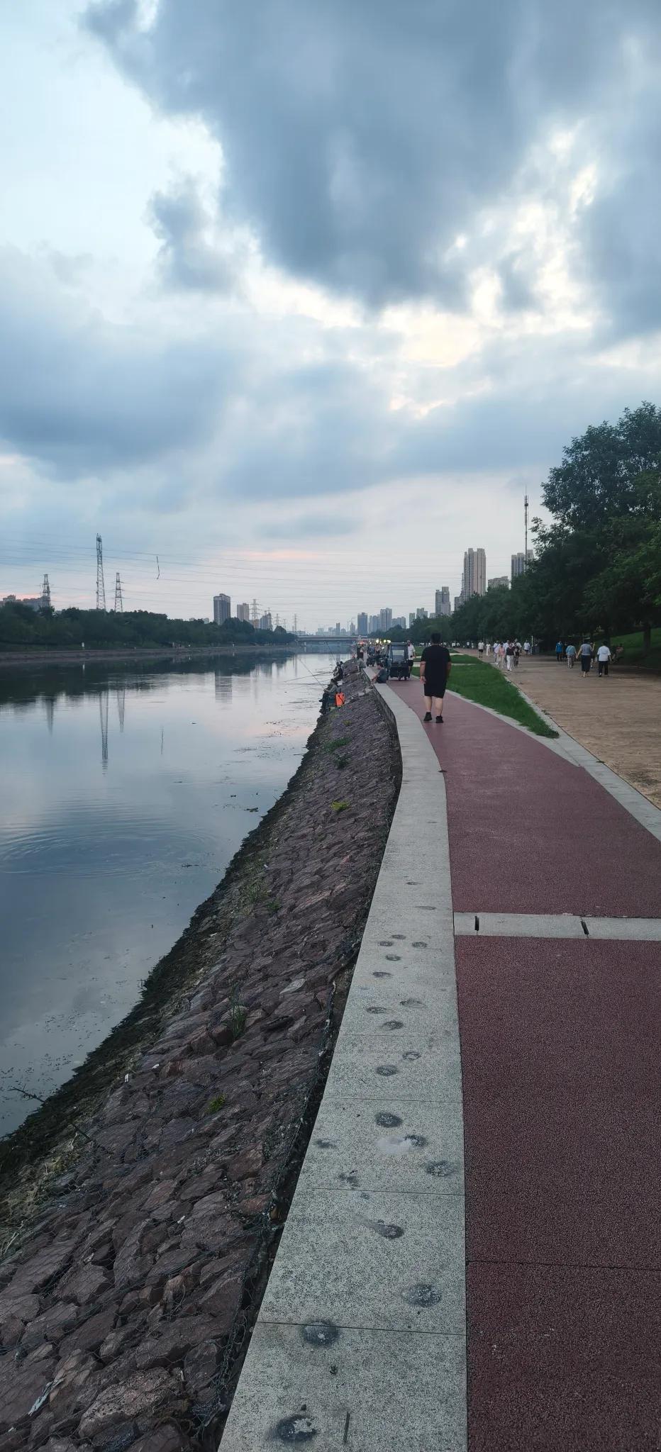 夏日的温柔
藏在一些小小的细节里:

路边悠悠的蝉鸣声；
河边钓鱼的爱好者；
吃