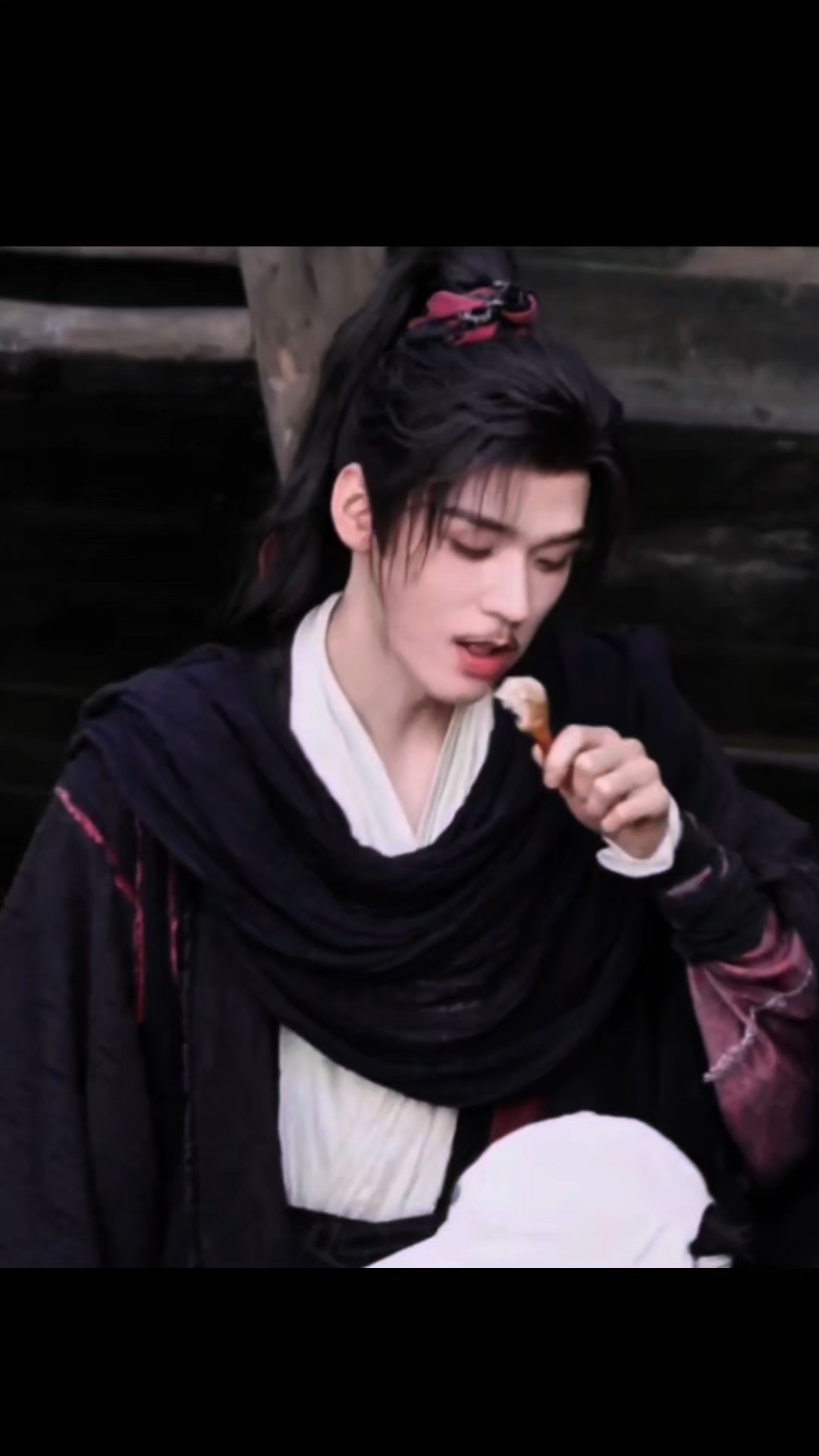 发现俊俊也很喜欢吃这个鸡腿哈哈 