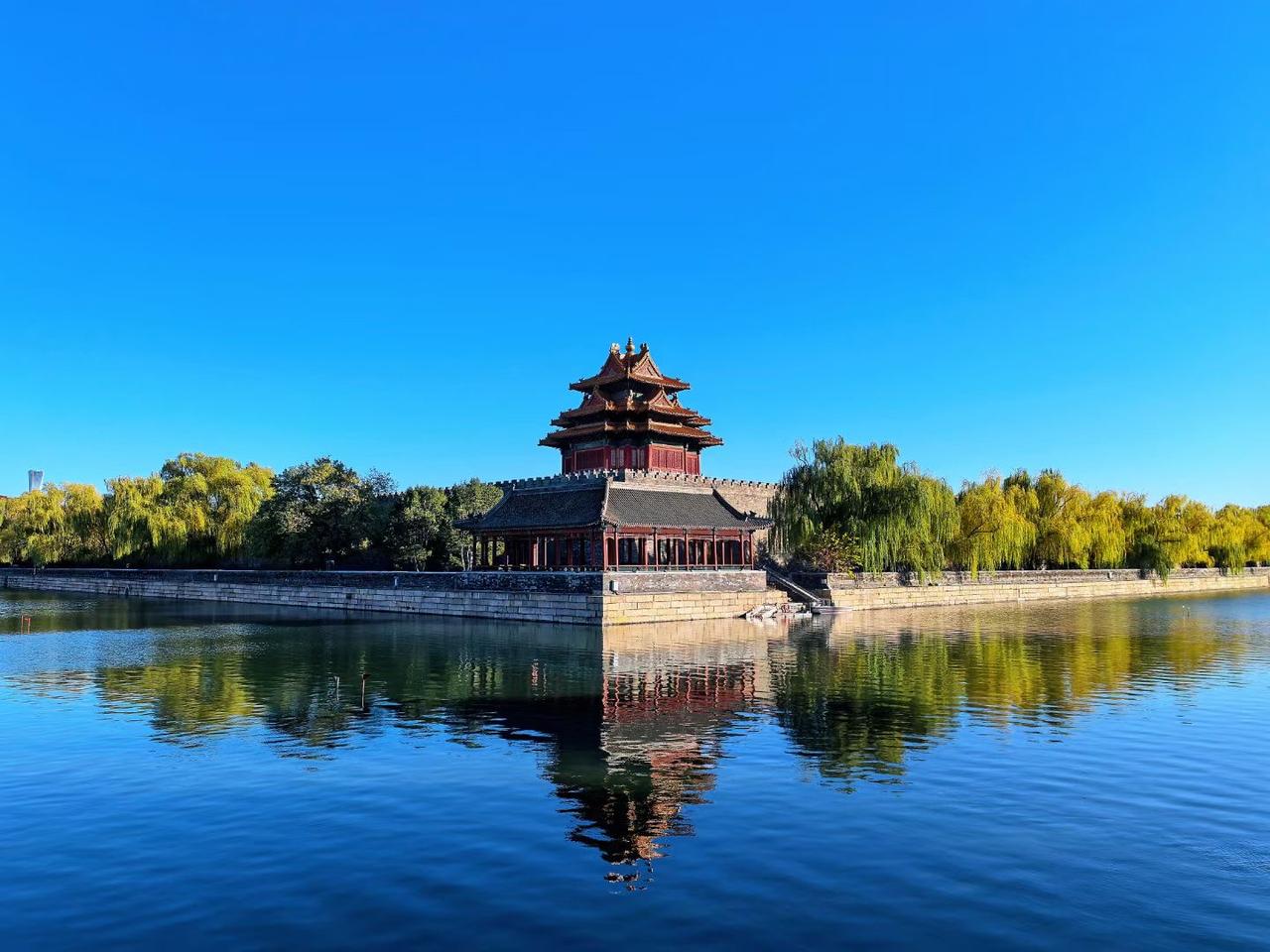 下午去税务局解风险，专管不在等了一会儿，正好听见旁边人的争吵。



事情是这样