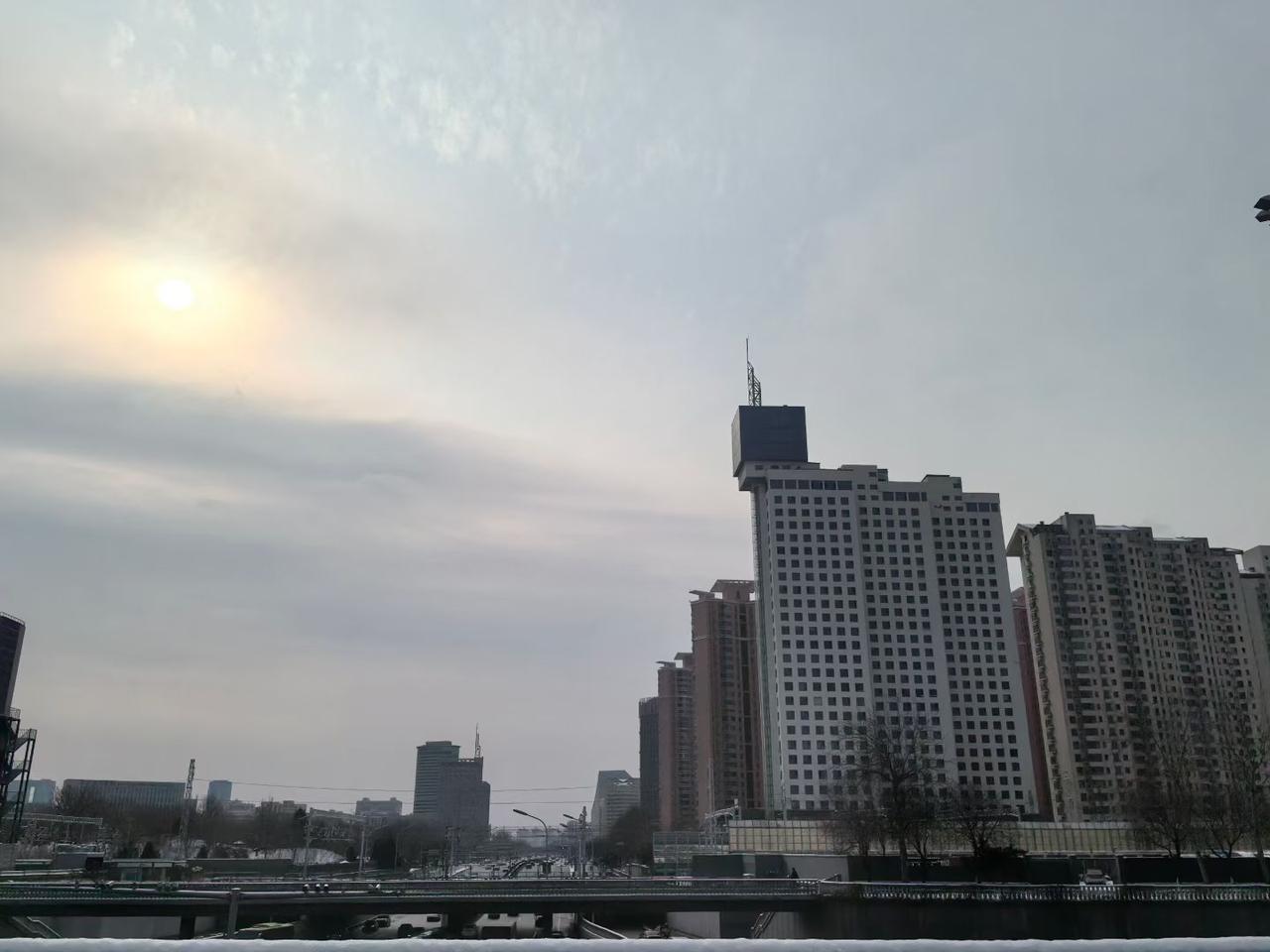 封建迷信害死人！这个北京西站附近的建筑，具有重大安全隐患，我建议好好查办一下！