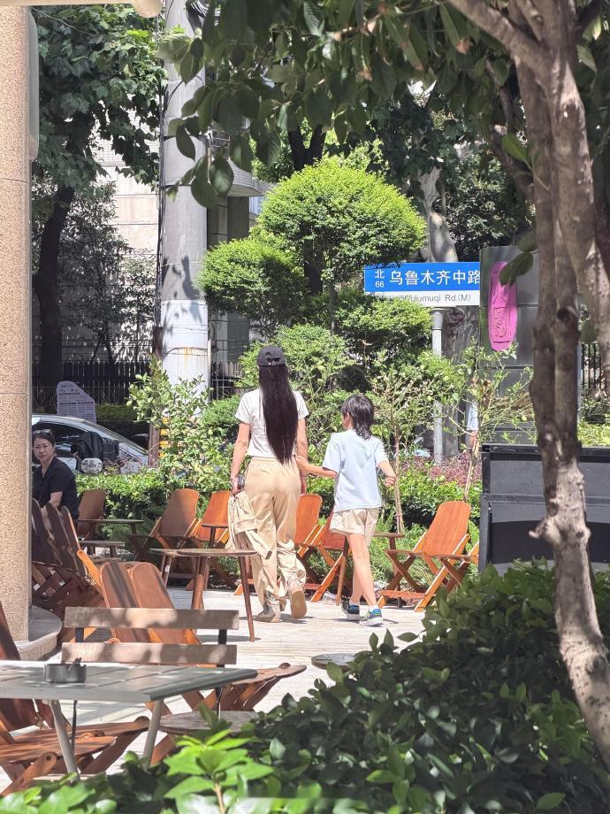 网友上海偶遇angelababy带小海绵逛街 网友上海偶遇angelababy带