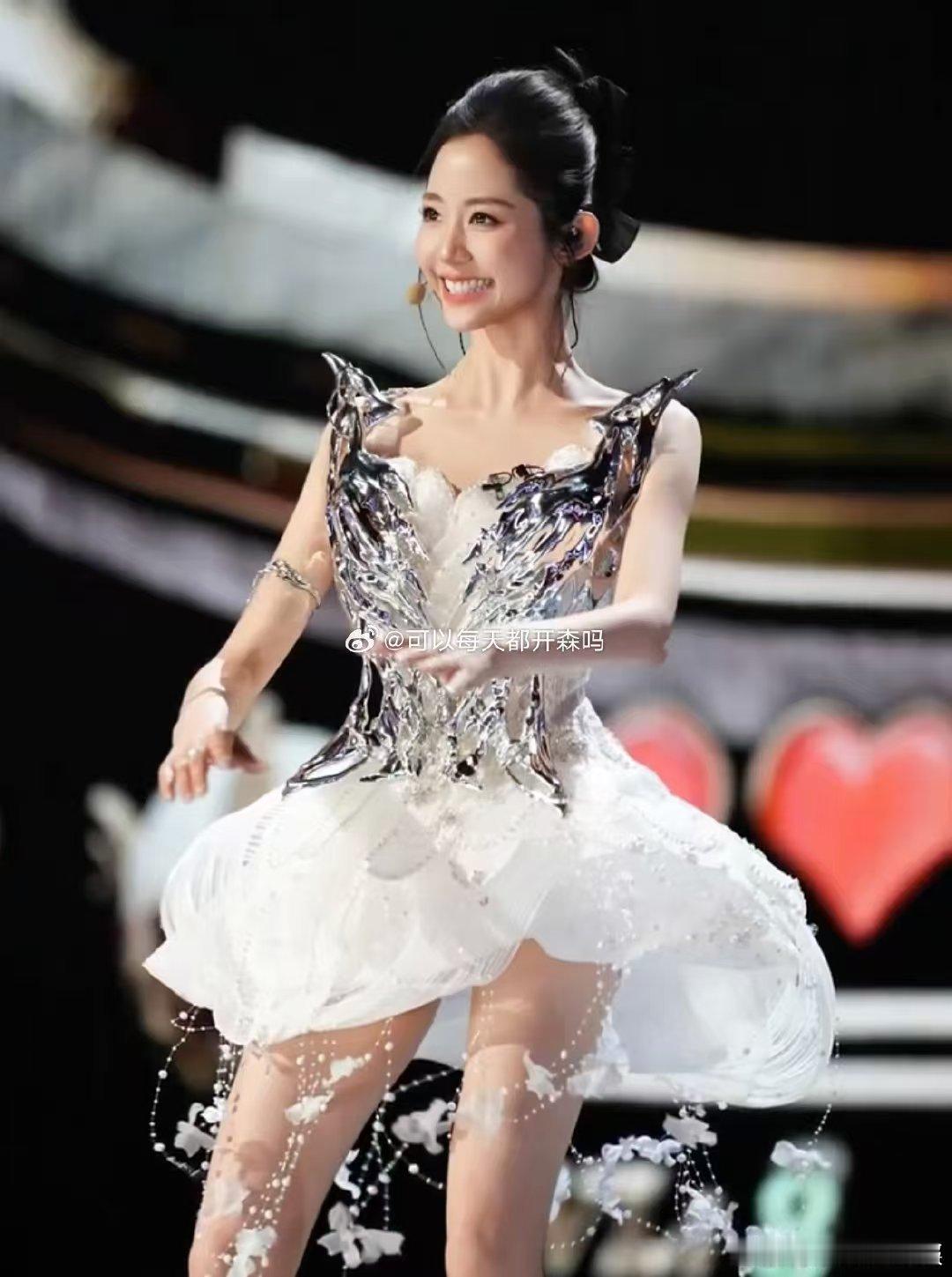 万千惠完美诠释浪姐精神乘风2026浪姐精神从来都是突破自我，万千惠用行动印证，褪
