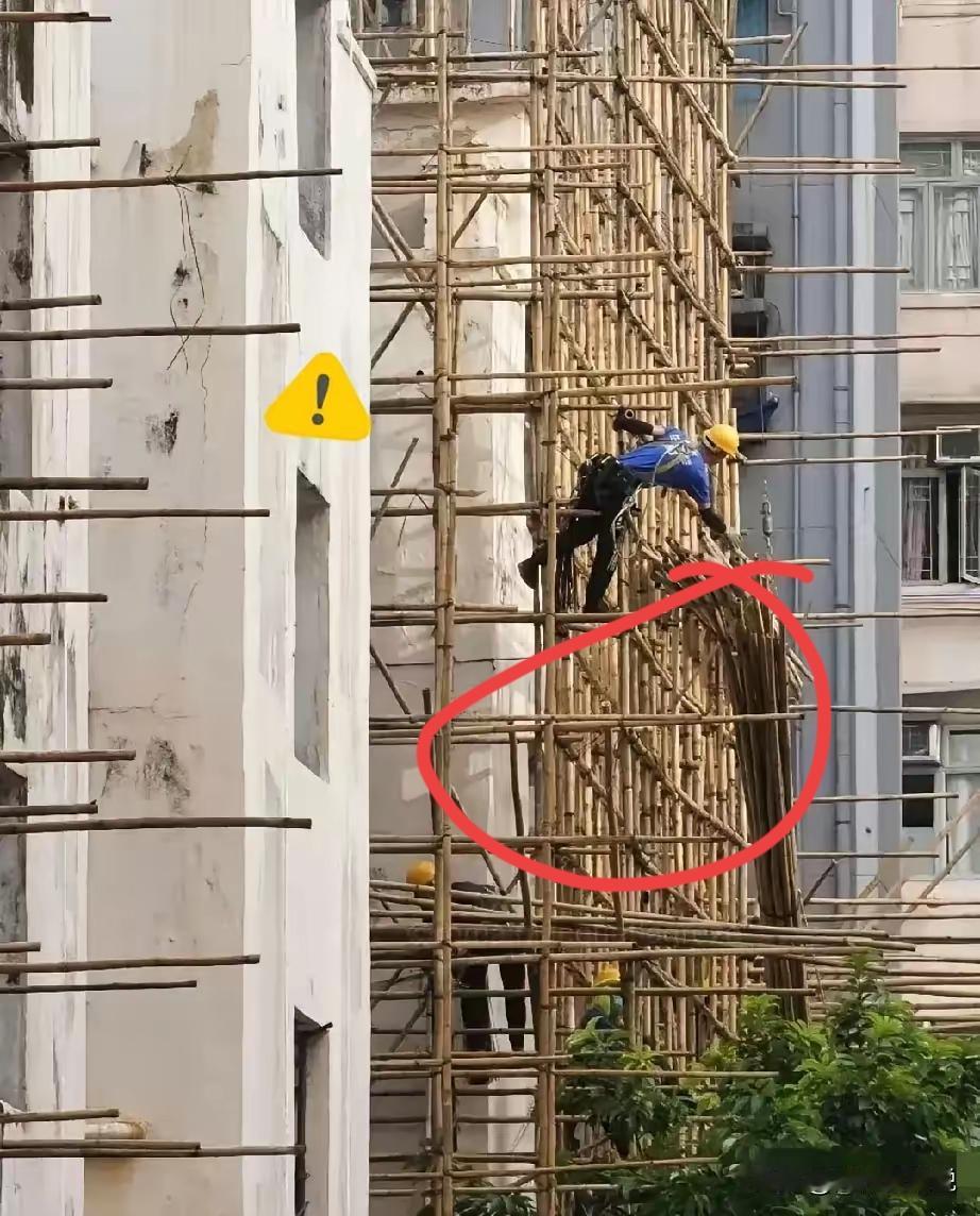 别再误解香港用竹脚手架是落后了！
真相是利益捆绑+文化执念让这隐患迟迟没根除，大