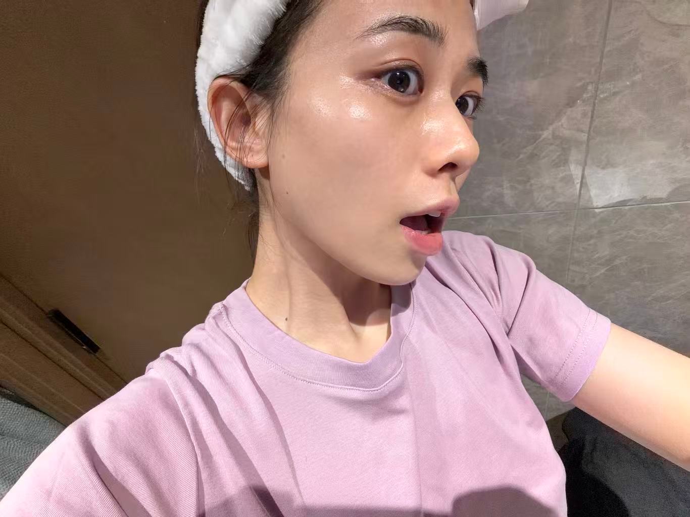 我说凌博士这个水真的可以，感觉皮肤在大口喝水，用的我脸好滑嫩，喜欢，爱用！ 我是