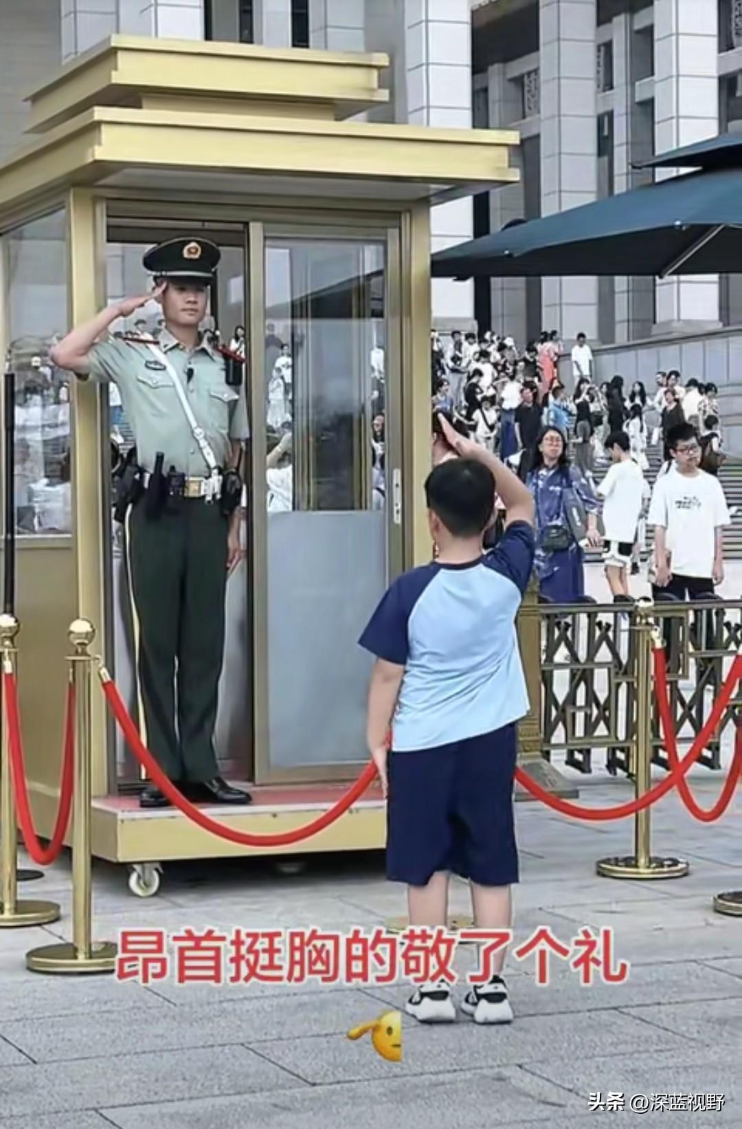 重庆男孩去北京旅游，在天安门广场上，他鼓起勇气向站岗哨兵敬礼，得到哨兵回礼后，男
