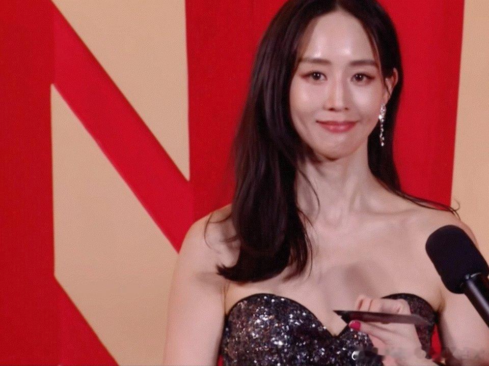 张钧甯抽到孟子义送的紫葡萄  张钧甯好幸运啊，抽到孟子义的紫葡萄项链！两位美女都