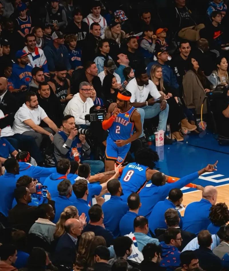 亚历山大连续126场砍下20+，追平张伯伦并列历史第一！
这让人难以置信！
稳定