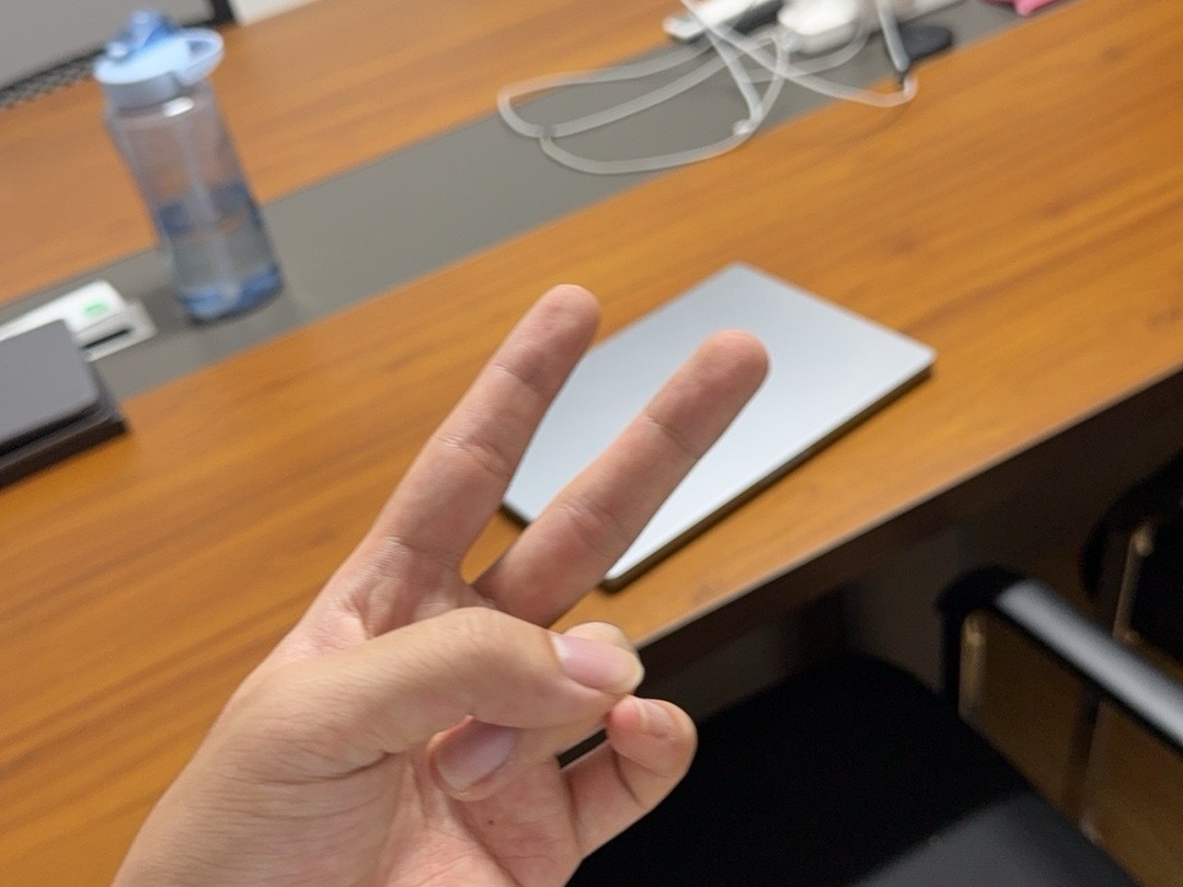 开个小会，卷起。[坏笑]今天下午有啥好玩的事儿吗？ ​​​